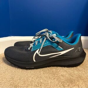 Nike Pegasus 40 Men's Running Shoes 10 Carolina Panthers NFL DZ6010-001 Sneakers